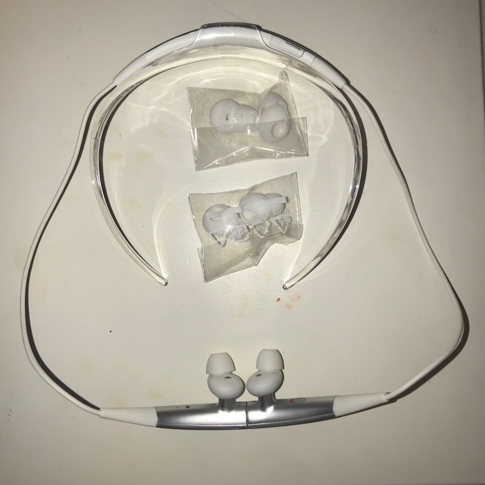 SAMSUNG WIRELESS HEADPHONES